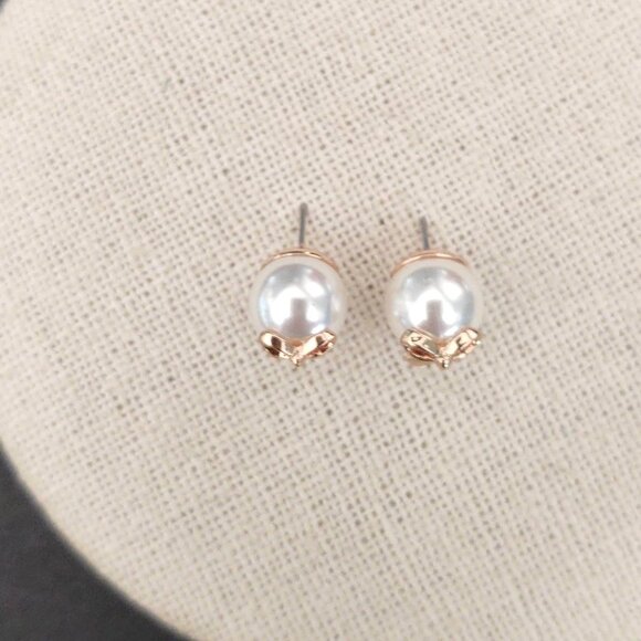Faux pearl stud earrings with gold bows - Picture 7 of 7